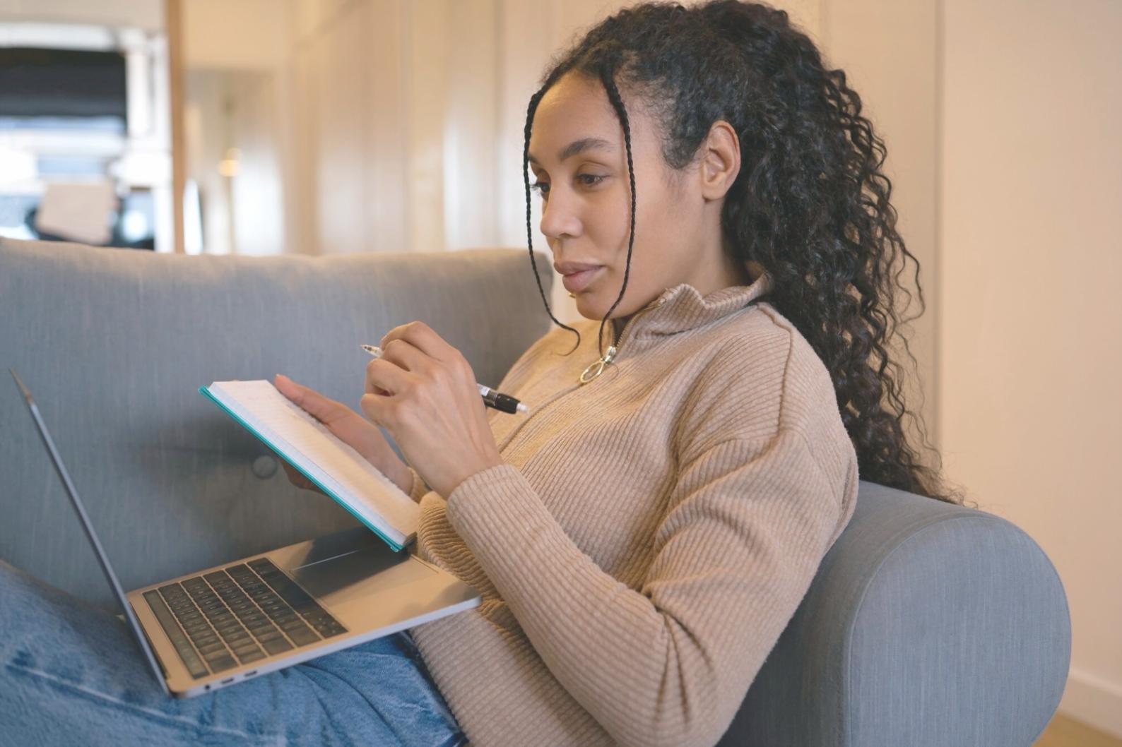 Expert guiding a student through an investment strategy